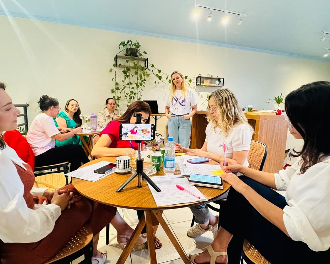Mulheres reunidas no primeiro encontro da Nexella, em Cascavel