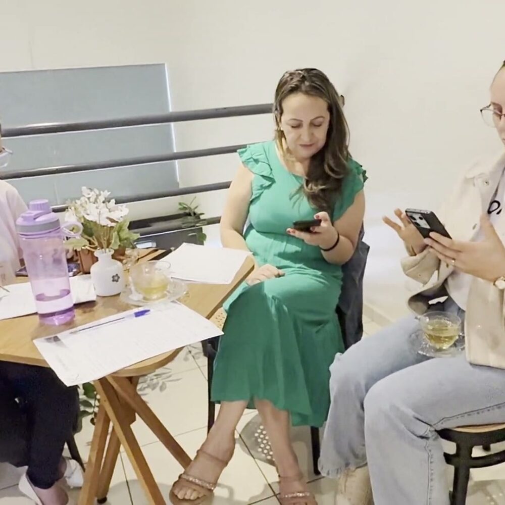 Participantes da Nexella conversando durante o primeiro encontro