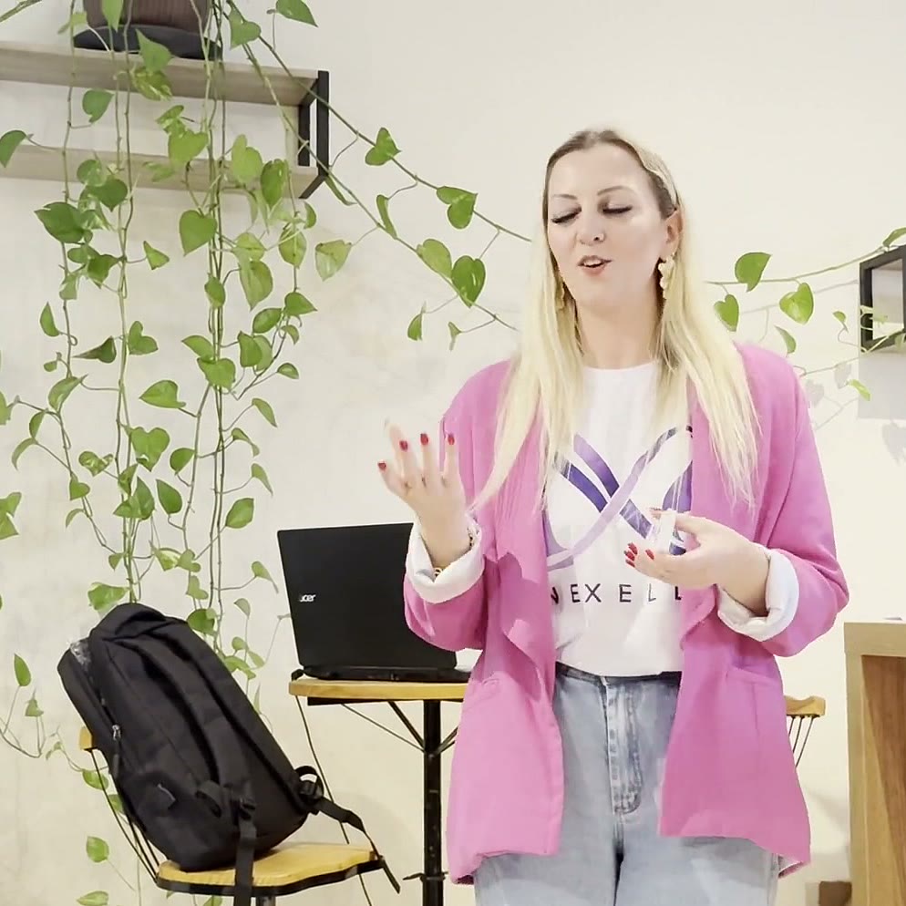 Participante contando sua trajetória no encontro da Nexella