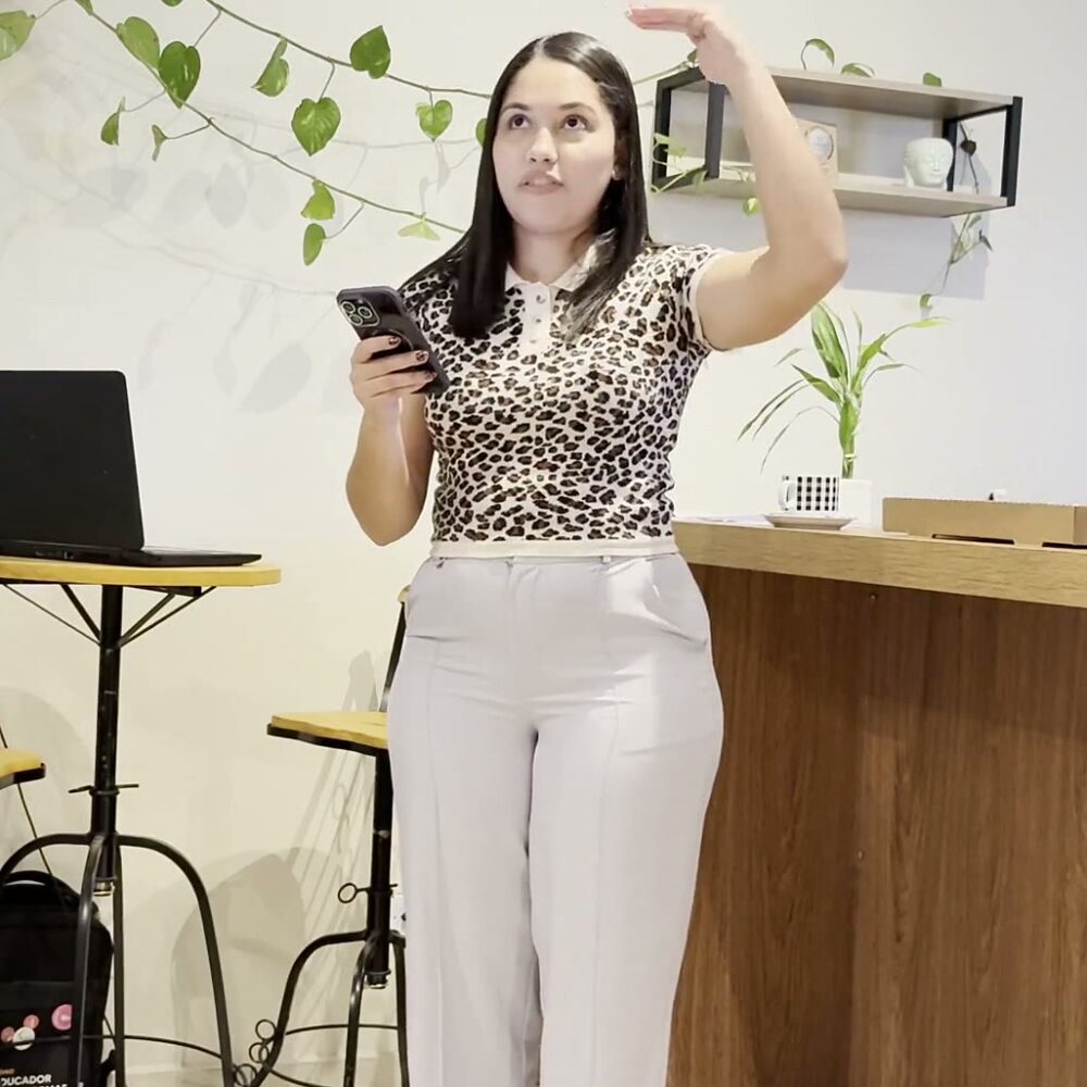 Participante falando sobre sua área no encontro da Nexella