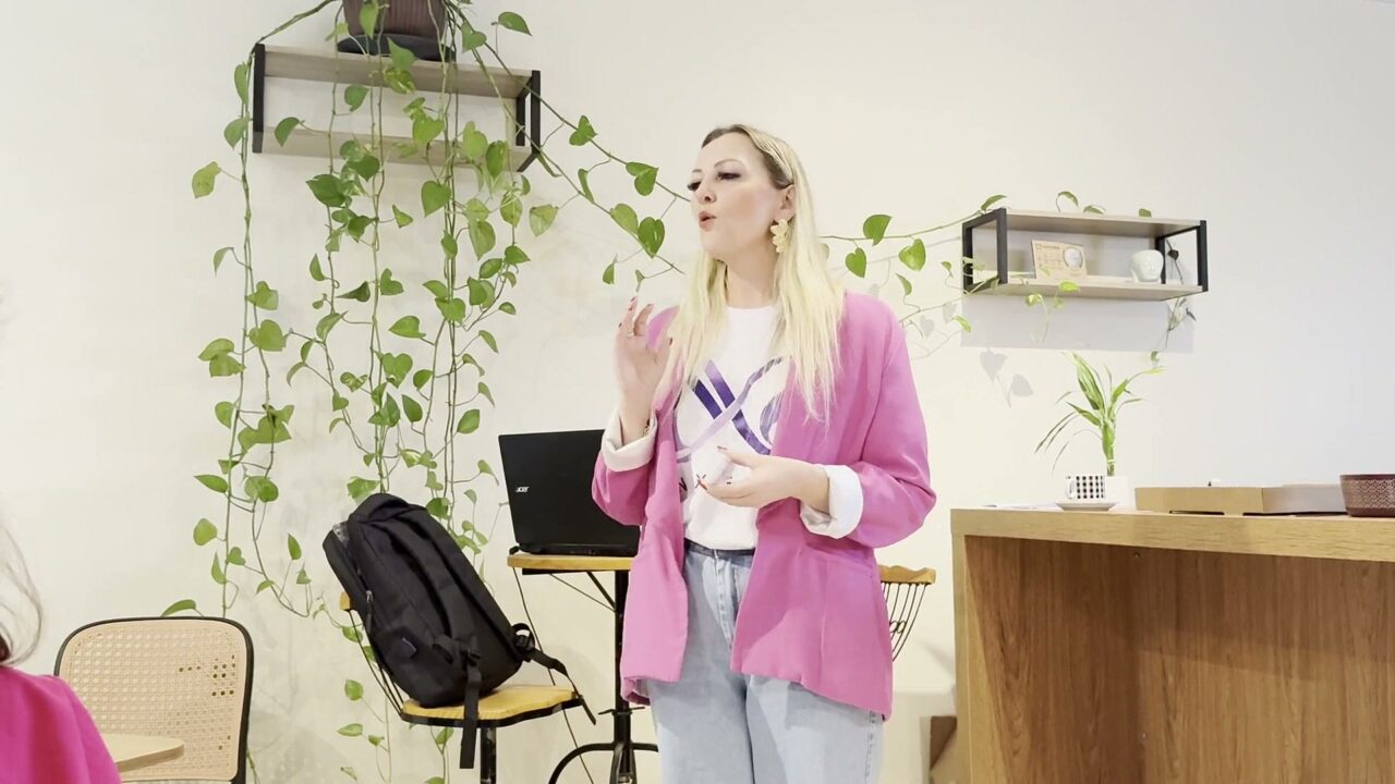 Participante apresentando seu negocio no encontro da Nexella