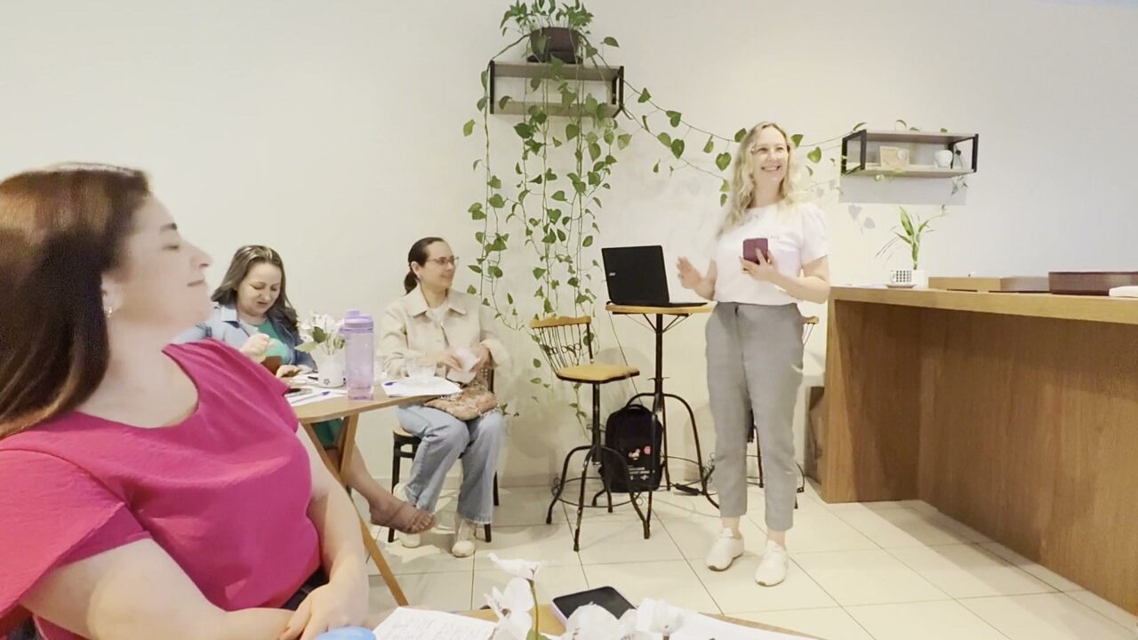 Participantes acompanhando a apresentação de uma colega