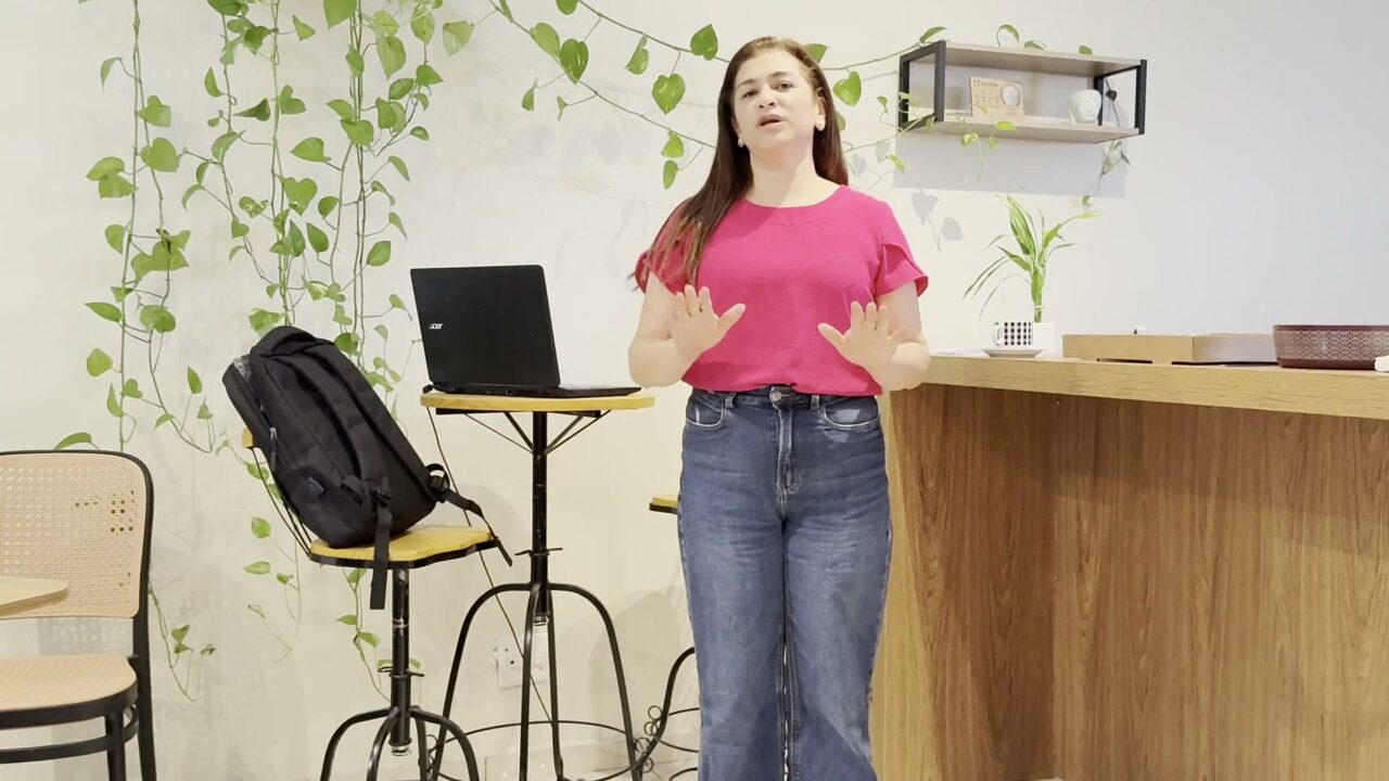 Participante falando do próprio negócio no encontro
